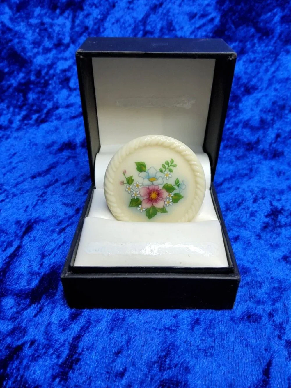 vintage avon 1950s-60s beautifull floral porcelain button brooch